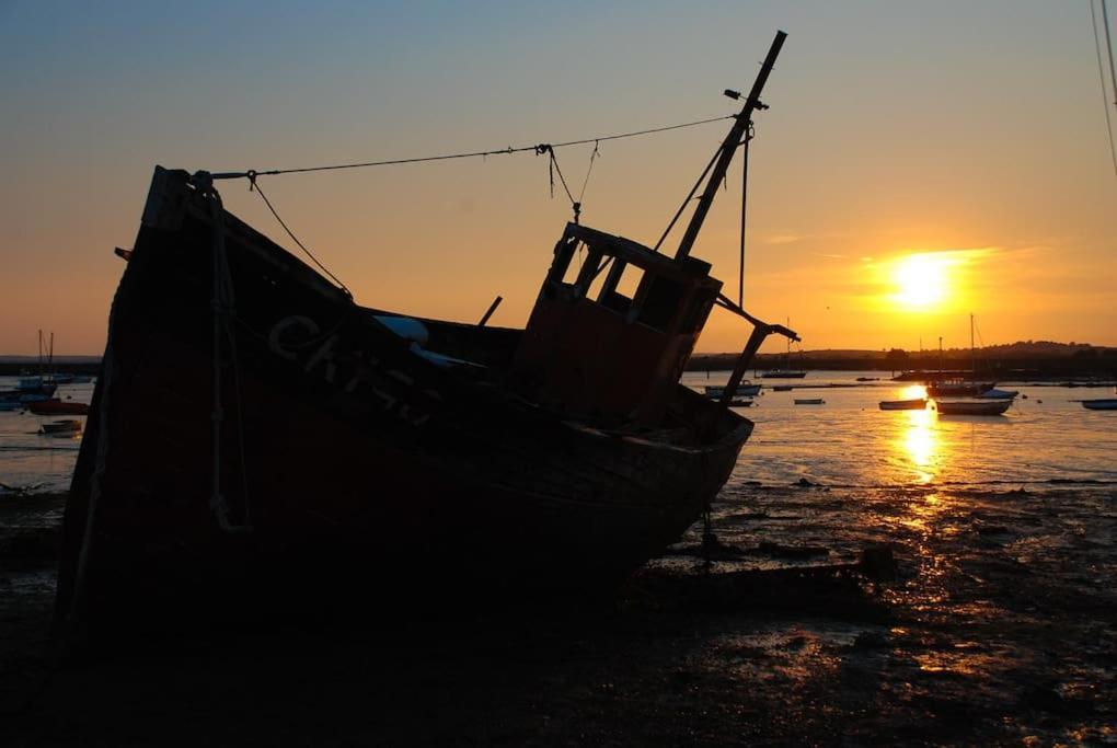 Bromans Barn A Beautiful Cottage By The Sea And Cudmore Nature Reserve West Mersea Bagian luar foto